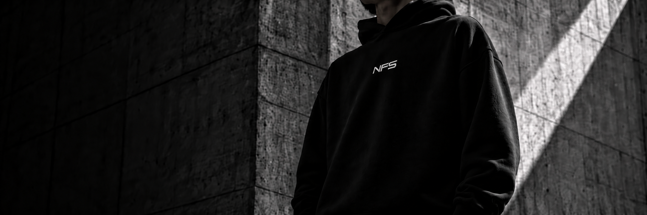 Cepsiz siyah sweatshirt üzerinde NFS nakışı